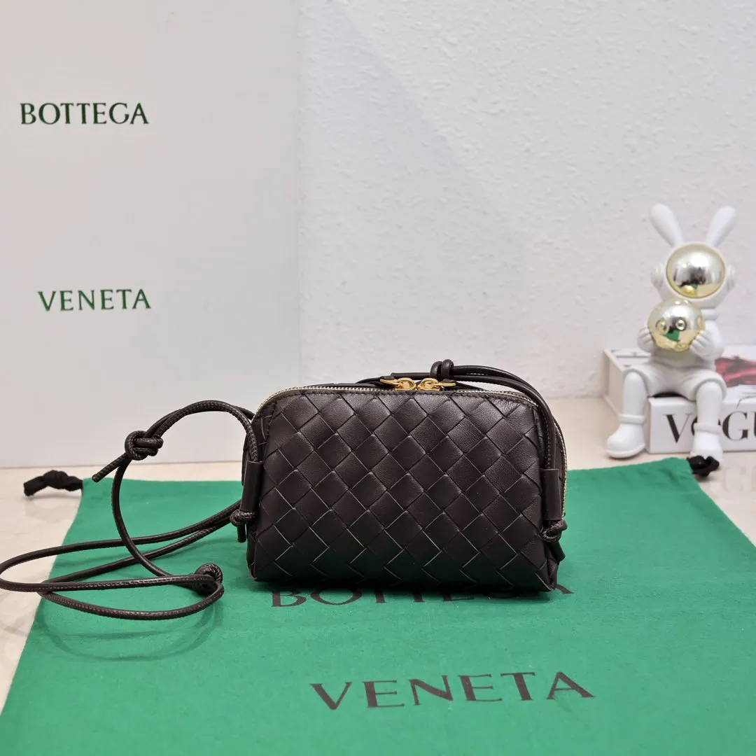 Batch 1260 #Bv The new Concert pouch is the most beautiful and practical mini bag I have ever seen 🎈 The bag body adopts the classic lntrecciato weaving process✅ It is equipped with a leather double-headed zipper, the opening is wide, easy to take and put, the shoulder strap knot can be slid to adjust the length freely, that is, 🉑️crossbody/underarm, and can be used as a clutch bag. Small body, large capacity, so practical! The key is that it is extremely versatile! Come and buy this small, exquisite, beautiful and versatile bag 👍 Model: 4258 Size: 18.5*11.5*8.5